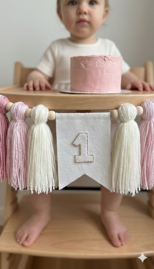 Detalle de cuentas de madera naturales y texturas artesanales para decoración de fiesta infantil orgánica, tono rosado