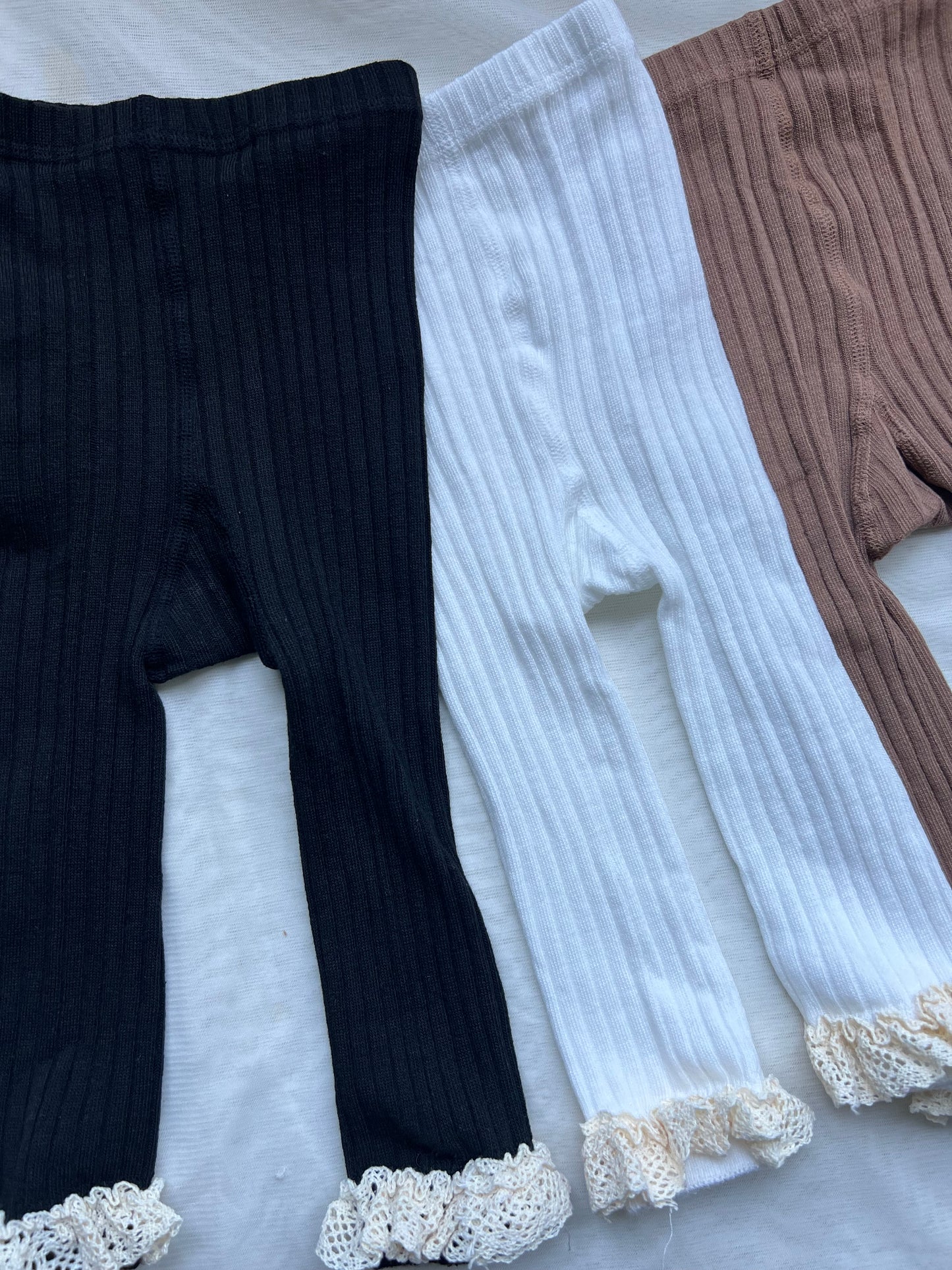 Calza con borde encaje de puntilla