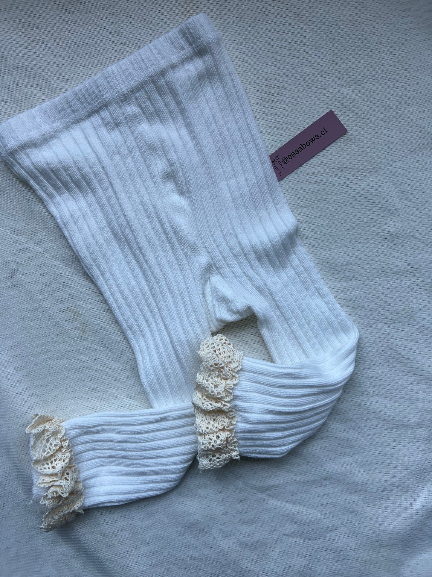 Calza con borde encaje de puntilla