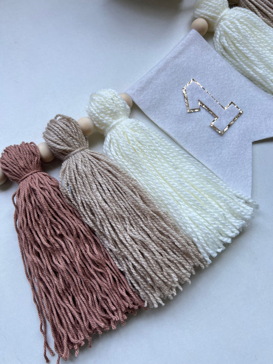 Decoración primer año bebé estilo boho minimalista, kit para silla de comer color arena de Decorarycelebrar by Sasa 