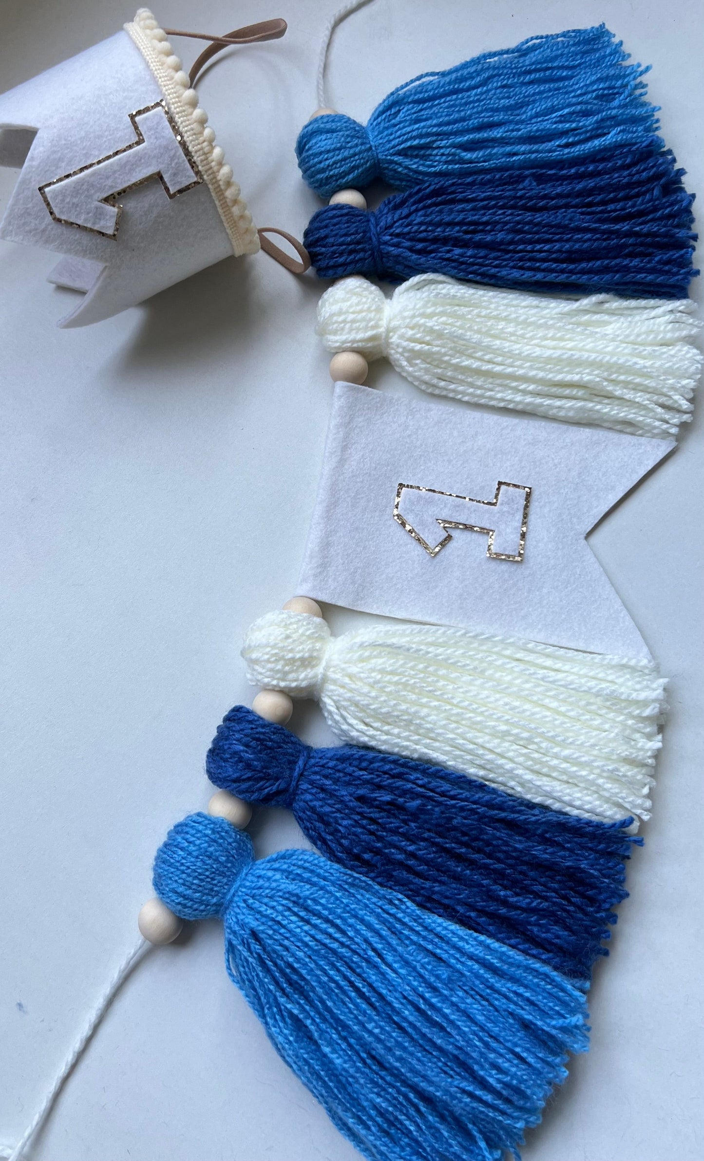 Decoración primer año bebé estilo boho minimalista, género neutro kit para silla de comer color azul  de Decorarycelebrar by Sasa